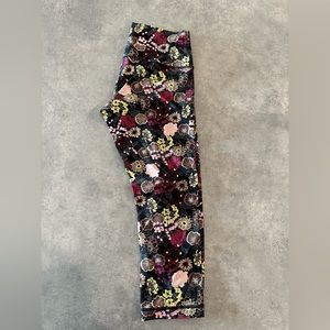 Lululemon size 6 cropped leggings! Cute flower print🌸🪻